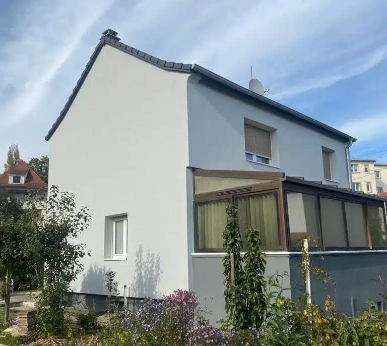 Application d’un isolant thermique sur les murs d’une maison à Sarrebourg
