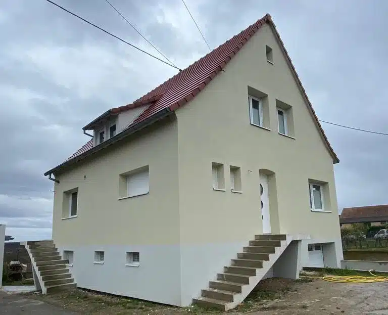 Façade rénovée après pose d’isolant thermique à Epfig – Est Ravalement