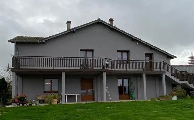 Façade rénovée après isolation thermique par l’extérieur à Rhodes – Est Ravalement