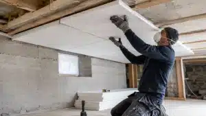 Isolation du plancher bas par panneaux isolants sous une maison en rénovation énergétique