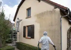 Nettoyage de façade par hydrogommage sur une maison avec traces de pollution