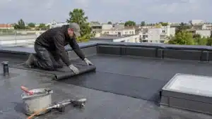 Pose d’une membrane d’étanchéité sur une toiture terrasse à Metz