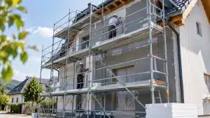 Échafaudage fixe installé sur une maison pour des travaux de façade et d’isolation extérieure