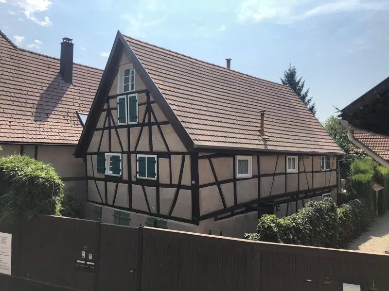 Application manuelle d’un crépi traditionnel à la chaux – chantier à Vendenheim