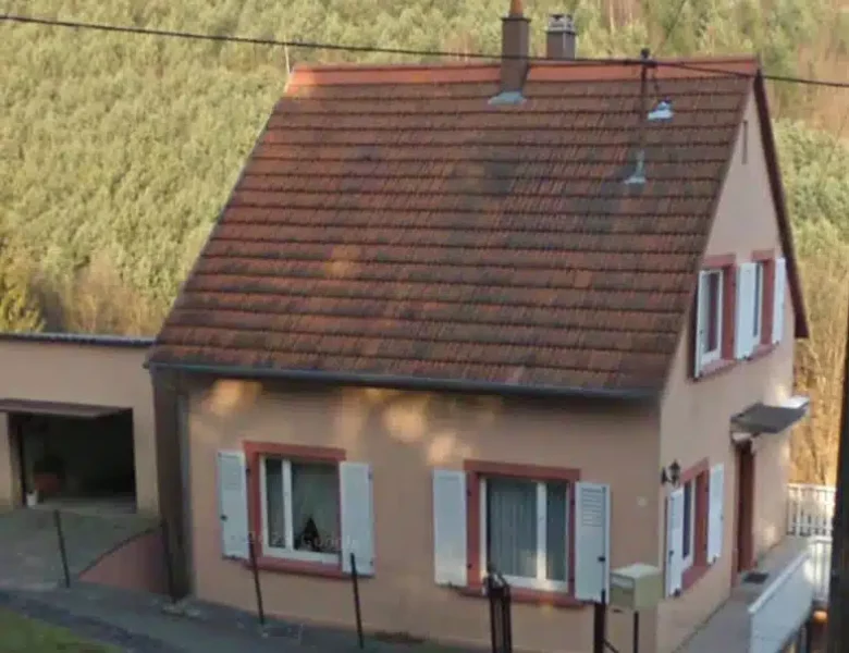 Maison avant les travaux d’isolation thermique extérieure et toiture à Rosteig