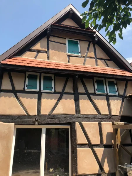 Façade rénovée avec un enduit à la chaux traditionnelle à Vendenheim – Est Ravalement