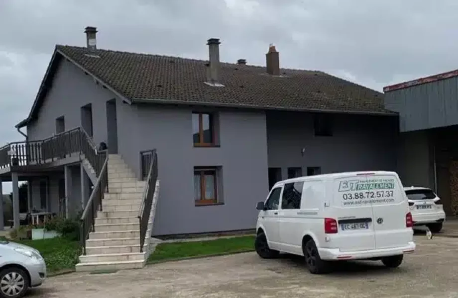 Application d’isolant sur les murs d’une maison à Rhodes – chantier ITE