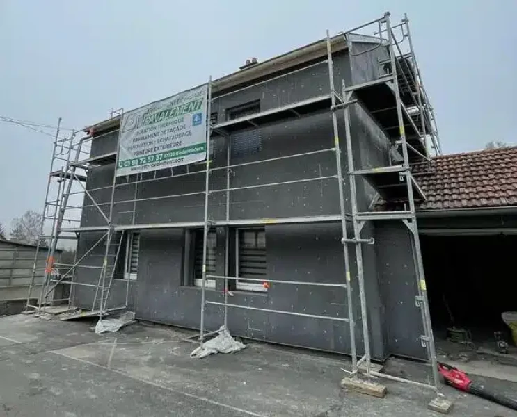 Application d’un isolant thermique sur les murs d’une maison à Saint-Quirin