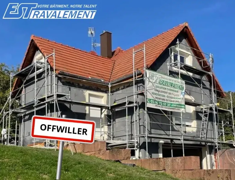 Pose de l’isolant sur les murs d’une maison à Offwiller – chantier ITE